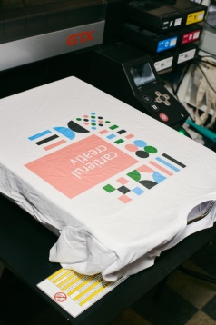 La pas prin cartier: Printoteca dă viață pe textile ideilor creative