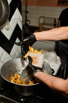 La pas prin cartier: Van-ul cu burgeri transformat în bistro