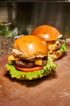 La pas prin cartier: Van-ul cu burgeri transformat în bistro