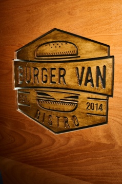 La pas prin cartier: Van-ul cu burgeri transformat în bistro