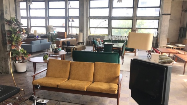  Designerii care readuc anii ’90 în spatele ușilor închise