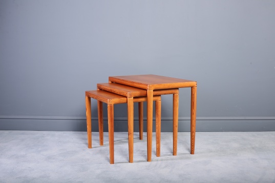  Designerii care readuc anii ’90 în spatele ușilor închise