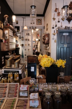 La pas prin cartier: Pas în trecut prin Camera din față