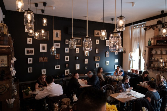 La pas prin cartier: Pas în trecut prin Camera din față