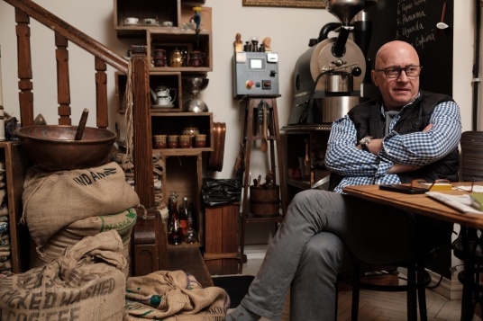 La pas prin cartier: Pas în trecut prin Camera din față