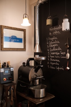 La pas prin cartier: Pas în trecut prin Camera din față