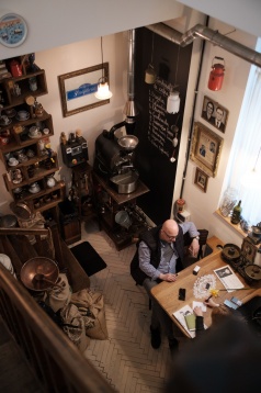 La pas prin cartier: Pas în trecut prin Camera din față