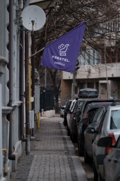 La pas prin cartier: Podstel Umbrella adăposteşte turişti din toată lumea