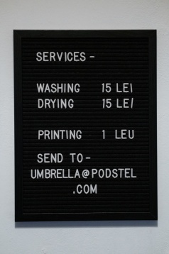 La pas prin cartier: Podstel Umbrella adăposteşte turişti din toată lumea