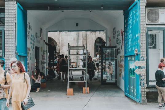 Comunități la dospit: Edgar Quinet și curtea U.A.U.I.M