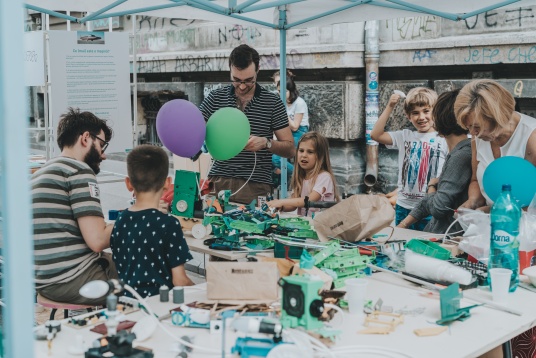 Comunități la dospit: Edgar Quinet și curtea U.A.U.I.M