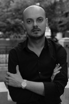 Attila Kim: La DIPLOMA 2019 am încercat să creăm un cadru scenografic monumental prin care şi lucrările prind un aer mai special