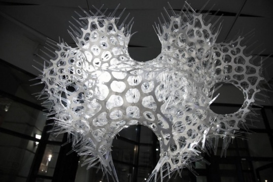 Expoziția BINAR aduce în fața publicului bucureștean proiecte recunoscute internațional, la granița dintre design, tehnologie și artă 