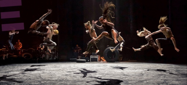 Spectacolul de dans contemporan TRACES, sold-out la Bruxelles, vine la Bucureşti