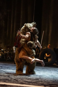 Spectacolul de dans contemporan TRACES, sold-out la Bruxelles, vine la Bucureşti