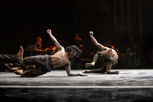 Spectacolul de dans contemporan TRACES, sold-out la Bruxelles, vine la Bucureşti