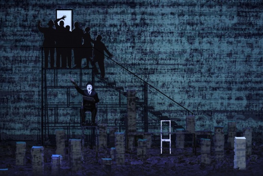 RINOCERII de Eugène Ionesco, un spectacol emblematic semnat de Robert Willson, va putea fi vizionat pentru prima dată online, în TEATROTECA TNC