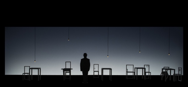 RINOCERII de Eugène Ionesco, un spectacol emblematic semnat de Robert Willson, va putea fi vizionat pentru prima dată online, în TEATROTECA TNC