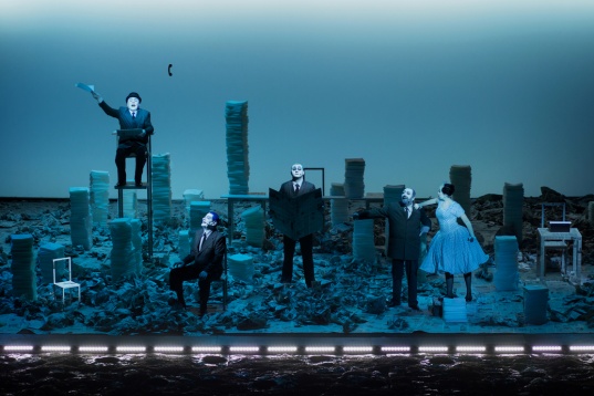 RINOCERII de Eugène Ionesco, un spectacol emblematic semnat de Robert Willson, va putea fi vizionat pentru prima dată online, în TEATROTECA TNC