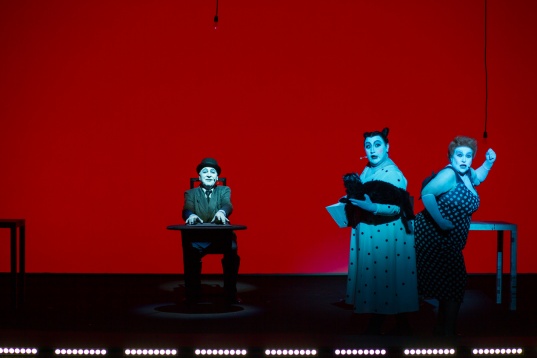 RINOCERII de Eugène Ionesco, un spectacol emblematic semnat de Robert Willson, va putea fi vizionat pentru prima dată online, în TEATROTECA TNC