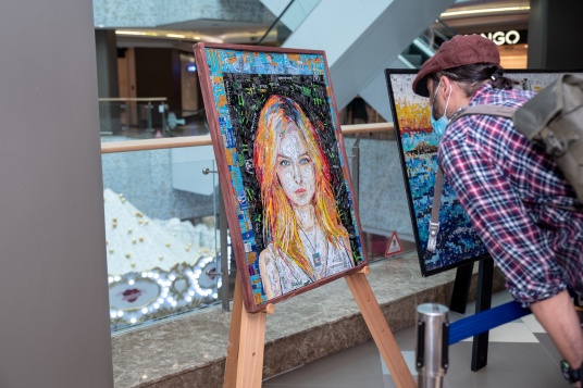 Caravană expoziţională cu tablouri realizate din doze de aluminiu, în cinci locaţii din Bucureşti 