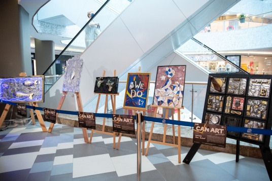 Caravană expoziţională cu tablouri realizate din doze de aluminiu, în cinci locaţii din Bucureşti 