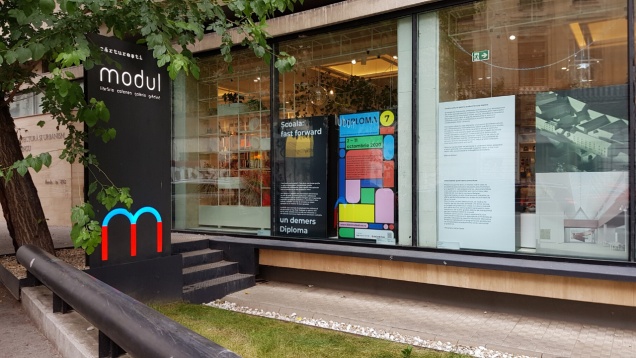 Expoziția capsulă Școala: fast forward, un demers DIPLOMA, poate fi văzută în vitrina Modul Cărturești