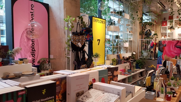 Expoziția capsulă Școala: fast forward, un demers DIPLOMA, poate fi văzută în vitrina Modul Cărturești