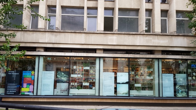 Expoziția capsulă Școala: fast forward, un demers DIPLOMA, poate fi văzută în vitrina Modul Cărturești
