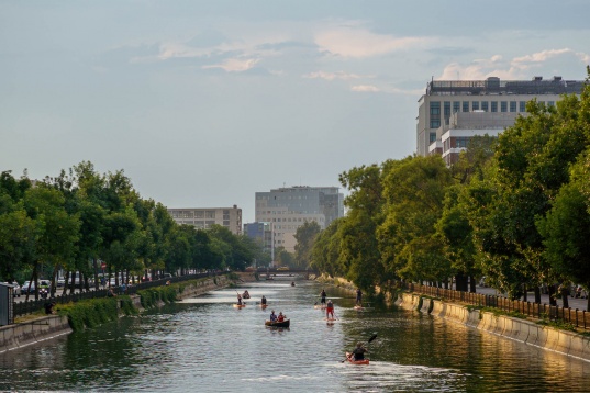Street Delivery 2020: râu pentru oameni, cinematograf între blocuri, cartiere activate, ziduri colorate