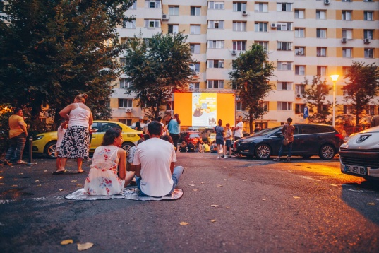 Street Delivery 2020: râu pentru oameni, cinematograf între blocuri, cartiere activate, ziduri colorate