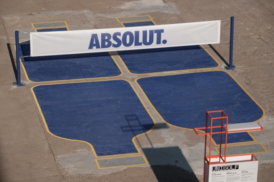 RDW Open Air propune vizitatorilor un joc de blueminton prezentat de Absolut