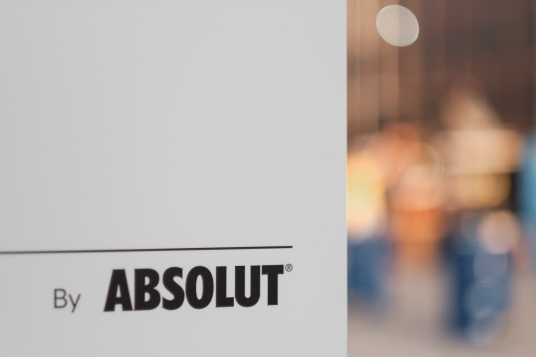 RDW Open Air propune vizitatorilor un joc de blueminton prezentat de Absolut