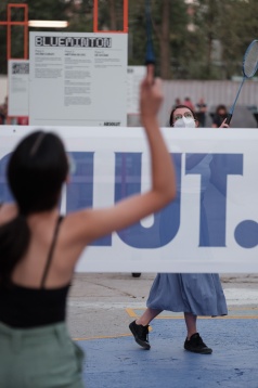 RDW Open Air propune vizitatorilor un joc de blueminton prezentat de Absolut