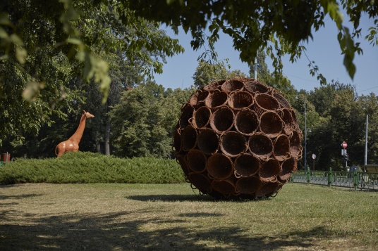 DE CE NE RABDĂ PĂMÂNTUL? expoziție de Teodor Frolu și Dan Vezentan