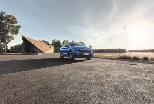 ENYAQ iV înseamnă mobilitate electrică plus toate beneficiile deja cunoscute ale mărcii ŠKODA