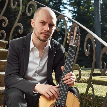 Portret în oglindă – chitaristul Alberto Mesirca