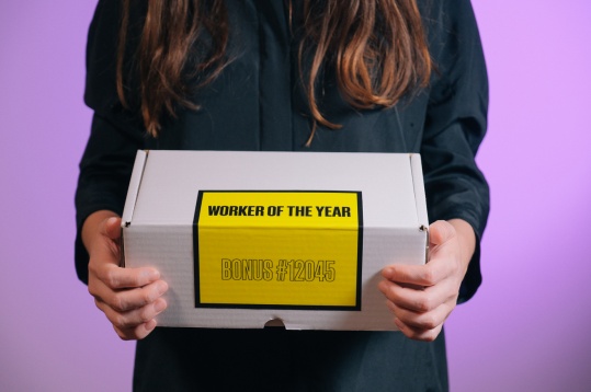 O NOUĂ FORMĂ DE SPECTACOL: WORKER OF THE YEAR ÎȚI LIVREAZĂ ACASĂ UN SHOW  DESPRE VIITOR