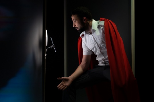 „Captain Amazing” - un ping-pong permanent într-o lume de personaje imaginare