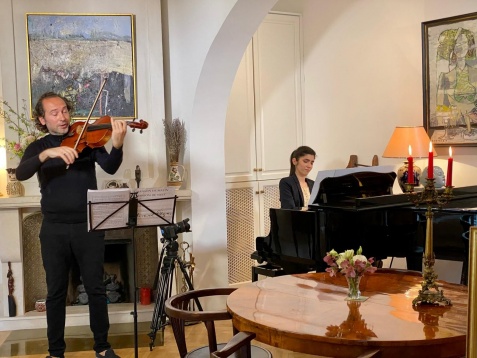 Saloanele SoNoRo – al patrulea episod, Living Room Music