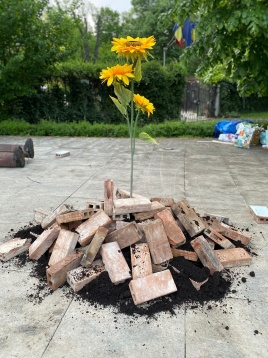 Celula de Artă duce instalația artistică War on War la Buzău International Arts Festival