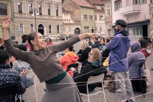 Femme Végétale. – 2 performance-uri ce explorează relația dintre corp și spațiul înconjurător