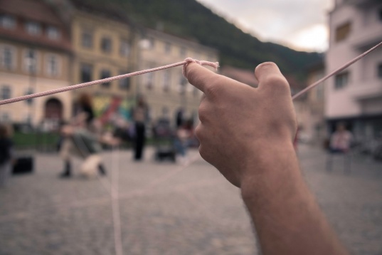 Femme Végétale. – 2 performance-uri ce explorează relația dintre corp și spațiul înconjurător