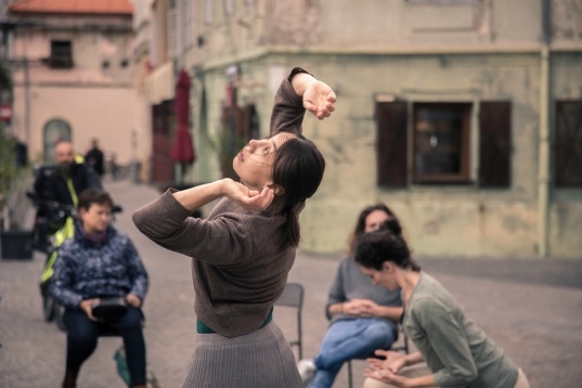 Femme Végétale. – 2 performance-uri ce explorează relația dintre corp și spațiul înconjurător