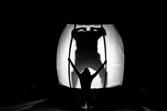 Spectacolul performativ „KOMOREBI. Lumina care se filtrează printre copaci”, pe 30 și 31 martie, la București