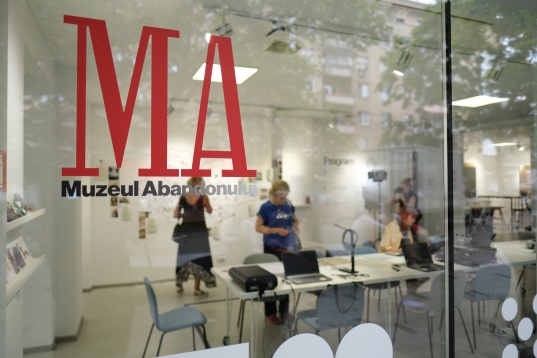 Muzeul Abandonului și-a deschis pentru o lună porțile în Piața Amzei 