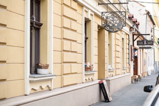 Independente, dar împreună de 25 de ani - povestea librăriei La Două Bufnițe