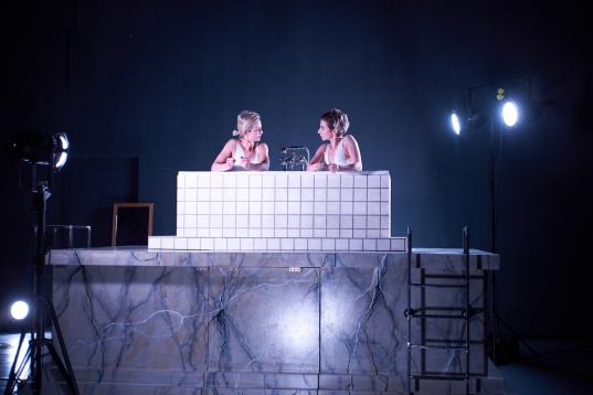 Trei motive să mai mergi la teatru în luna mai, cu Vanner Collective