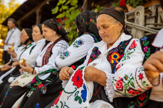 În această vară, cinci artiste vor crea lucrări de artă contemporană alături de comunități rurale din Transilvania