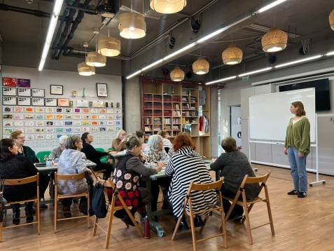 „Metamorfoze” – o instalație colaborativă de artă textilă, despre sănătatea mintală și puterea fragilității la vârsta a treia